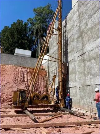 Contenção executada em perfis metálicos