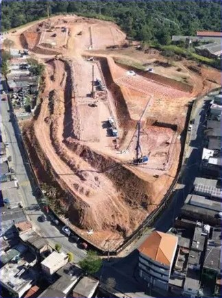 Vista aérea de terreno com contenção em solo grampeado e taludes